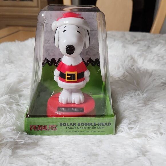 Peanuts Christmas Snoopy solar bobble head - Picture 1 of 3